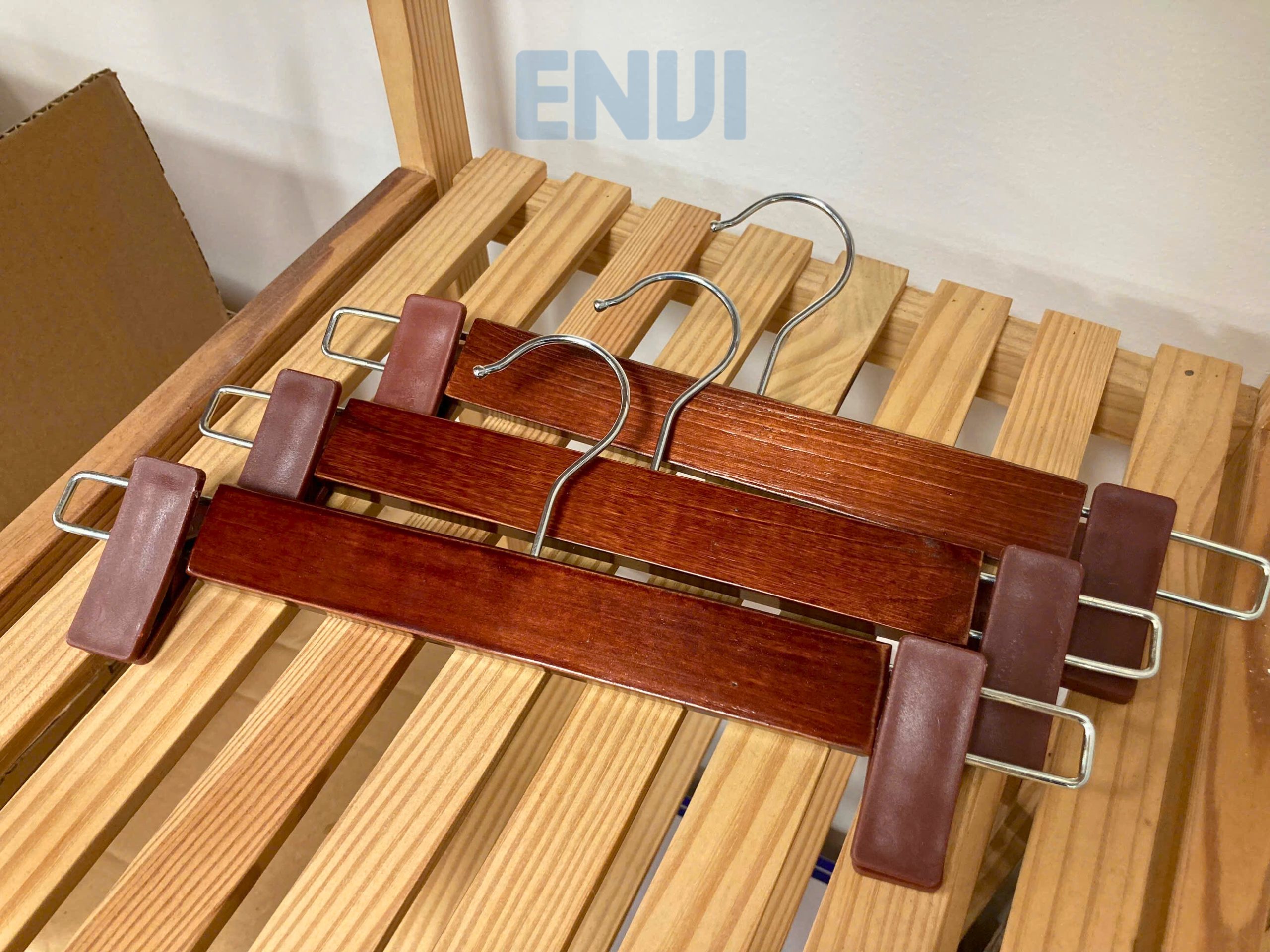 kẹp gỗ thông màu nâu