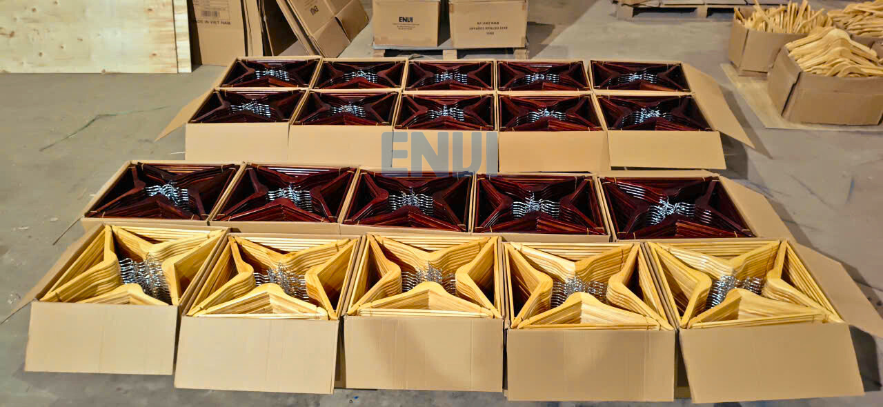 Vì sao nên chọn móc gỗ treo quần áo giá sỉ