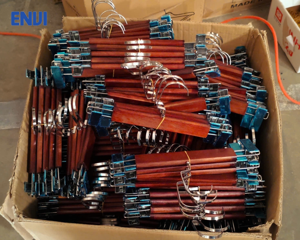 Envi sản xuất móc kẹp gỗ số lượng lớn