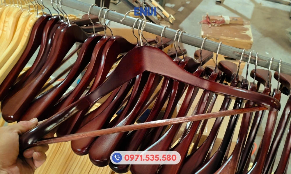 Móc gỗ nâu treo áo vest