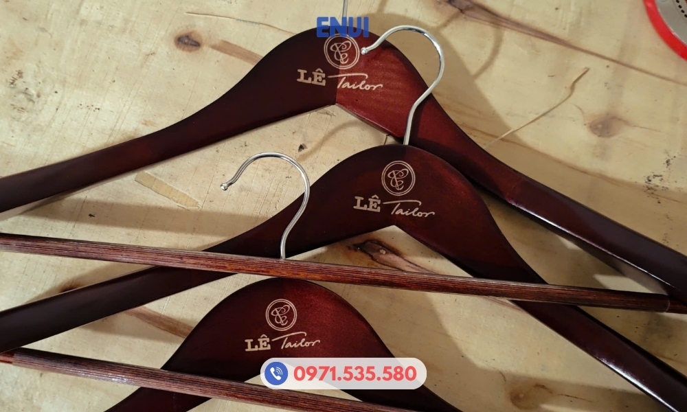 moc go treo ao vest Móc gỗ treo vest khắc logo theo yêu cầu