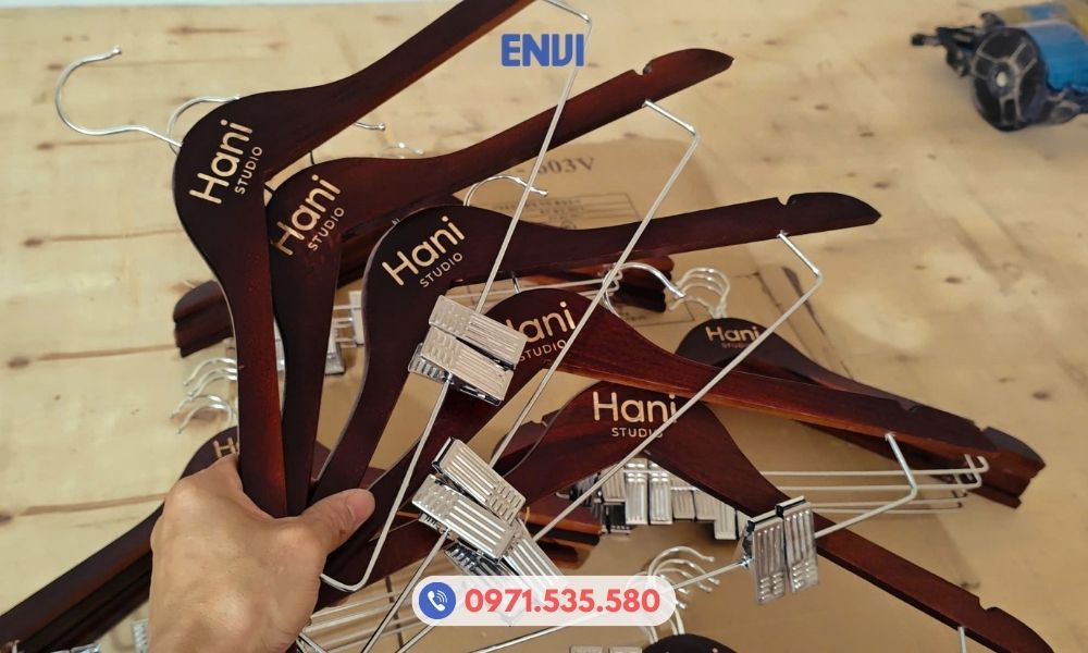 Móc quần áo gỗ khắc tên
