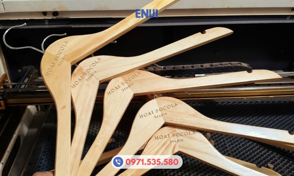 ENVI chuyên cung cấp móc gỗ khắc tên theo yêu cầu