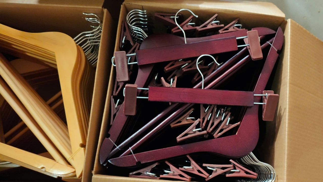 moc kep quan envi (2) Móc gỗ kẹp quần màu nâu