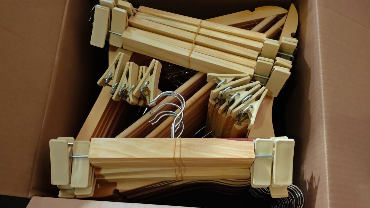 moc kep quan envi (3) Móc gỗ kẹp quần màu vàng